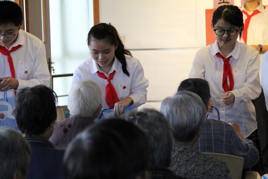 学生给老人送上重阳糕